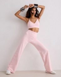 Damskie legginsy z prostą nogawką, wysoki stan, squat proof Sense różowe. Czerwone legginsy damskie Aim'n, l, bez wzorów, z elastanu. Za 339.00 zł.