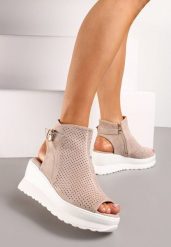 Ciemnobeżowe Ażurowe Sandały na Koturnie z Noskiem Peep Toe i Odkrytą Piętą Bhanios. Brązowe sandały damskie Renee, w ażurowe wzory, bez obcasa, na koturnie. Za 99.99 zł.