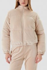 GUESS Beżowa zamszowa damska kurtka Couture Puffer, Rozmiar XS. Brązowe kurtki damskie Guess, s, z aplikacjami, z zamszu, bez kaptura. W wyprzedaży za 436.99 zł.
