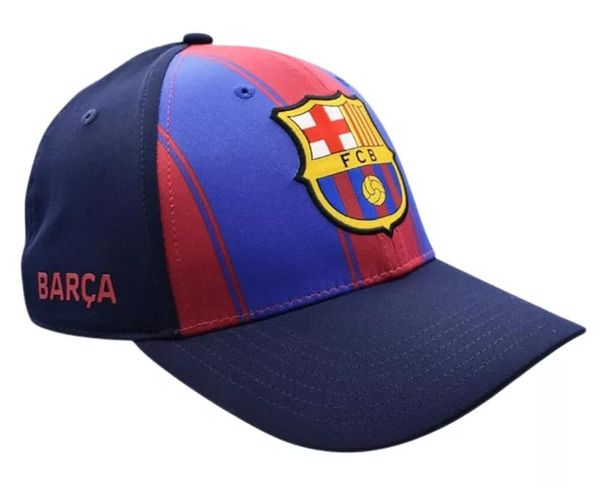 Czapka z daszkiem FC Barcelona 2025/26 - oficjalna licencjonowana. Niebieskie czapki męskie FC Barcelona, bez wzorów, z materiału. Za 90.88 zł.