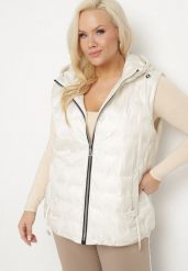 Jasnobeżowa Pikowana Kamizelka z Kapturem i Ściągaczem w Talii Evelbia. Brązowe kamizelki damskie Born2be, plus size, z jeansu. Za 179.99 zł.