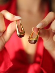 Pierres de Jade Pozłacane kolczyki z agatem rozmiar: onesize. Brązowe kolczyki damskie Pierres de Jade, z agatem, pozłacane. Za 43.99 zł.