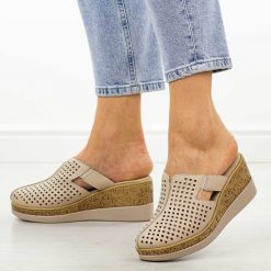 Beżowe skórzane klapki damskie na koturnie Filippo Dk6818/25. Brązowe klapki damskie Filippo, bez wzorów, z jeansu, bez obcasa, na koturnie. Za 189.00 zł.