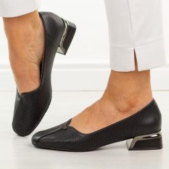 Czarne ażurowe skórzane czółenka damskie Vinceza 99203. Czarne czółenka damskie VINCEZA, w ażurowe wzory, z jeansu, bez obcasa, na obcasie. Za 239.00 zł.