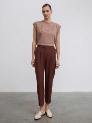 BGN Spodnie w kolorze brązowym rozmiar: 40. Brązowe spodnie materiałowe damskie BGN, bez wzorów, z materiału, z podwyższonym stanem. Za 105.14 zł.