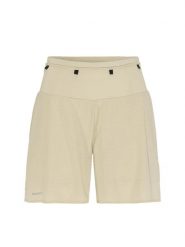 Craft PRO Trail Shorts W – lekkie spodenki 2w1 z ripstopu z recyklingu – Plaster. Białe szorty damskie Craft, bez wzorów, z elastanu. Za 382.00 zł.