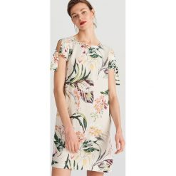 Wzorzysta sukienka - Biały. Białe sukienki damskie Reserved, bez wzorów, bez kołnierzyka, bez ramiączek. Za 139.99 zł.