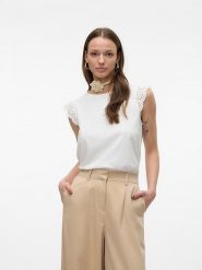 Vero Moda Koszulka w kolorze białym rozmiar: M. Białe bluzki damskie Vero Moda, m, bez wzorów, z bawełny, bez kołnierzyka, bez ramiączek. Za 65.85 zł.