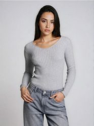 Prążkowany sweter z dekoltem V - szary. Szare swetry klasyczne damskie Sinsay, l, prążkowane, bez kołnierzyka. Za 39.99 zł.