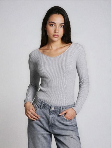 Prążkowany sweter z dekoltem V - szary. Szare swetry klasyczne damskie Sinsay, l, prążkowane, bez kołnierzyka. Za 39.99 zł.