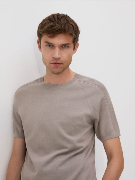 Sweter z lyocellem - beżowy. Brązowe swetry męskie Reserved, l, bez wzorów, z dzianiny, bez kołnierzyka. W wyprzedaży za 65.99 zł.