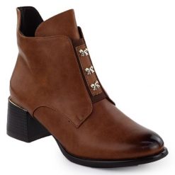 Botki damskie z kokardkami na klocku camel M.Daszyński 2481. Brązowe botki damskie M.Daszyński, ze skóry ekologicznej, eleganckie, bez obcasa, bez zapięcia. Za 179.99 zł.