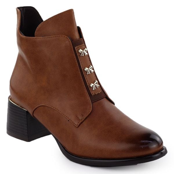 Botki damskie z kokardkami na klocku camel M.Daszyński 2481. Brązowe botki damskie M.Daszyński, ze skóry ekologicznej, eleganckie, bez obcasa, bez zapięcia. Za 179.99 zł.