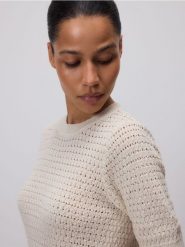 Sweter z krótkim rękawem - kremowy. Białe swetry klasyczne damskie Reserved, l, z bawełny, bez kołnierzyka. Za 119.99 zł.