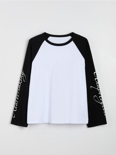 Bawełniana koszulka z napisami na rękawach - biały. Białe t-shirty damskie Sinsay, l, bez wzorów, z bawełny, bez kołnierzyka. Za 39.99 zł.