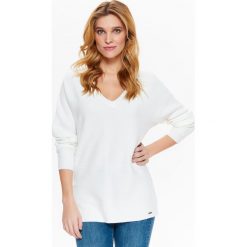 DAMSKI LUŹNY SWETER Z DEKOLTEM W SEREK. Białe swetry klasyczne damskie TOP SECRET, na lato, z dzianiny, bez kołnierzyka. W wyprzedaży za 49.99 zł.