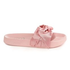Puma Fenty klapki satynowe, srebrno-różowe. Czerwone klapki damskie 187, bez wzorów, z materiału, bez obcasa, na płaskiej podeszwie. Za 288.99 zł.
