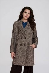 Krótki płaszcz w jodełkę czarny. Czarne płaszcze damskie MOODO, l, bez wzorów, z poliamidu. Za 289.99 zł.