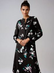 Marks & Spencer Bluzka w kolorze czarno-biało-turkusowym rozmiar: 38. Białe bluzki damskie Marks & Spencer, bez wzorów, z wiskozy, bez kołnierzyka, bez ramiączek. Za 100.99 zł.