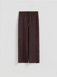 Luźne spodnie z lnem - ciemnobrązowy. Brązowe spodnie materiałowe damskie Reserved, bez wzorów, z wiskozy. Za 129.99 zł.