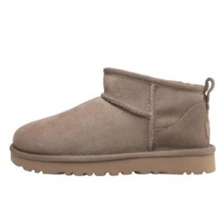 Buty do chodzenia dla dorosłych UGG Classic Ultra Mini Antilope. Brązowe buty wizytowe męskie Ugg, na jesień, z gumy, bez zapięcia. Za 1,074.47 zł.