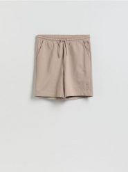 Szorty regular fit - beżowy. Brązowe szorty męskie Reserved, z bawełny, bez kołnierzyka. Za 79.99 zł.