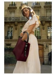 Christian Laurier Skórzana torebka "Jeny" w kolorze bordowym - 29 x 32 x 13 cm rozmiar: onesize. Brązowe torebki klasyczne damskie Christian Laurier, bez wzorów, z materiału, bez dodatków. Za 380.34 zł.