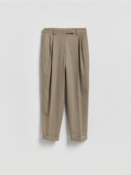 Spodnie w drobną kratę - brązowy. Brązowe spodnie materiałowe damskie Reserved, bez wzorów, z tkaniny. Za 149.99 zł.