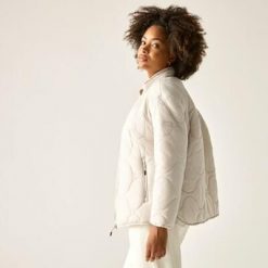 Kurtka pikowana Carlotte dla kobiet. Białe kurtki damskie Regatta, bez wzorów, z poliamidu, bez kaptura. Za 399.99 zł.