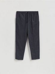 Spodnie jogger z dodatkiem lnu - granatowy. Niebieskie spodnie materiałowe męskie Reserved, bez wzorów, z bawełny. Za 179.99 zł.