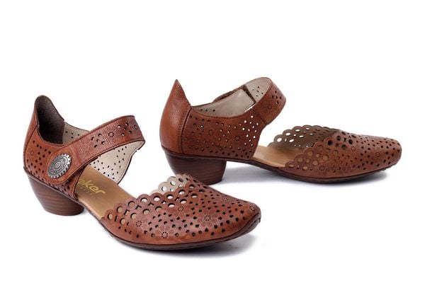 RIEKER 43753-22 brown, czółenka damskie. Brązowe czółenka damskie Rieker, bez wzorów, bez obcasa. Za 329.90 zł.