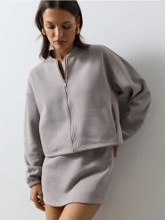 Krótka bluza z błyszczącymi aplikacjami - szary. Szare bluzy bez kaptura damskie Sinsay, l. Za 59.99 zł.