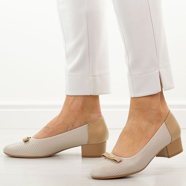 Beżowe ażurowe czółenka damskie na obcasie M.Daszyński Sa200-17. Brązowe czółenka damskie M.Daszyński, z aplikacjami, z materiału, bez obcasa, na obcasie. Za 179.00 zł.