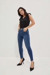 Jeansy skinny z kieszeniami ciemnoniebieskie. Niebieskie jeansy damskie MOODO. W wyprzedaży za 74.99 zł.