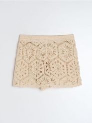 Ażurowe szorty - beżowy. Brązowe szorty damskie Sinsay, w ażurowe wzory. Za 39.99 zł.