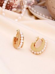 L'Atelier de Gaia Pozłacane kolczyki z perłami rozmiar: onesize. Białe kolczyki damskie L'Atelier de Gaia, z perłą, pozłacane. Za 82.99 zł.