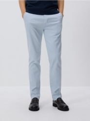 Bawełniane spodnie chino slim - jasnoniebieski. Niebieskie spodnie materiałowe męskie Reserved, bez wzorów, z bawełny. Za 159.99 zł.