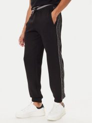 Guess Spodnie dresowe Z5BB18 KB3P2 Czarny Regular Fit. Czarne spodnie dresowe męskie Guess, z aplikacjami, z dresówki. Za 309.99 zł.
