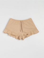 Szorty piżamowe z falbanką - kremowy. Białe piżamy damskie Sinsay, l, bez wzorów, bez ramiączek. Za 15.99 zł.