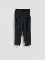 Spodnie carrot - czarny. Czarne spodnie materiałowe damskie Reserved, bez wzorów, z tkaniny. Za 179.99 zł.