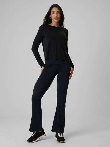 4F Legginsy z rozszerzanymi nogawkami damskie - czarne L. Czarne legginsy damskie 4f, l, bez wzorów, z dzianiny. Za 129.99 zł.