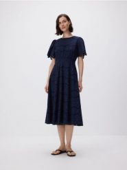Ażurowa sukienka midi z wiązaniem - granatowy. Niebieskie sukienki damskie Reserved, l, w ażurowe wzory, z bawełny, bez kołnierzyka, bez ramiączek, midi, rozkloszowane. Za 199.99 zł.
