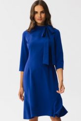Elegancka sukienka z wiązaniem przy dekolcie i falbaną chaber. Sukienki damskie Stylove, do pracy, l, bez wzorów, biznesowe, bez kołnierzyka, bez ramiączek. Za 309.00 zł.