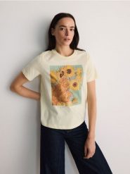 T-shirt z nadrukiem - jasnożółty. Żółte t-shirty damskie Reserved, l, bez wzorów, z bawełny, bez kołnierzyka. W wyprzedaży za 39.99 zł.