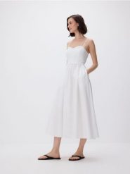Bawełniana sukienka midi - biały. Białe sukienki damskie Reserved, l, bez wzorów, z bawełny, bez kołnierzyka, bez ramiączek, midi, rozkloszowane. Za 179.99 zł.