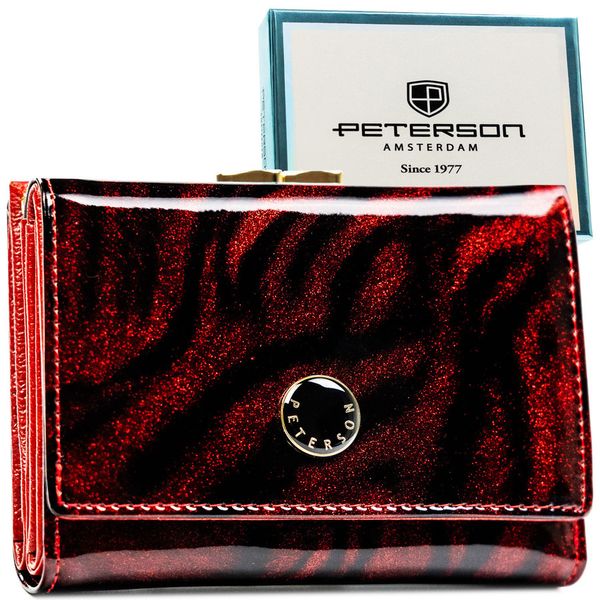 Średniej wielkości, lakierowany czerwony portfel damski wykonany ze skóry naturalnej i ekologicznej - Peterson. Czerwone portfele damskie Peterson, bez wzorów, z lakierowanej skóry. Za 124.99 zł.