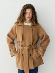 Wełniany płaszcz handmade z paskiem - brązowy. Brązowe płaszcze damskie Reserved, l, bez wzorów, z tkaniny. Za 559.99 zł.