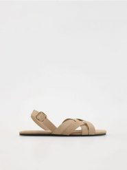 Skórzane sandały z paskami - beżowy. Brązowe sandały damskie Reserved, bez wzorów, ze skóry, bez obcasa. Za 139.99 zł.