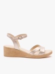 Platynowe sandały na koturnie. Brązowe sandały damskie Ryłko, bez wzorów, ze skóry, bez obcasa, na koturnie. Za 399.99 zł.