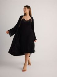 Szlafrok z koronkowym wykończeniem - czarny. Czarne szlafroki damskie Reserved, l, bez wzorów, z koronki. W wyprzedaży za 65.99 zł.